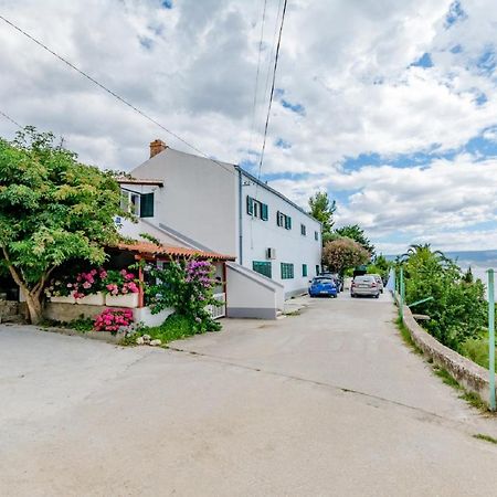 Apartment Nera Omis Bagian luar foto