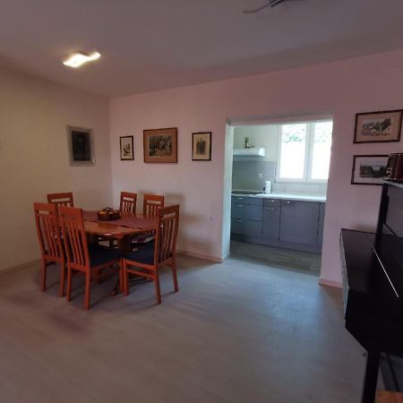 Apartment Nera Omis Bagian luar foto