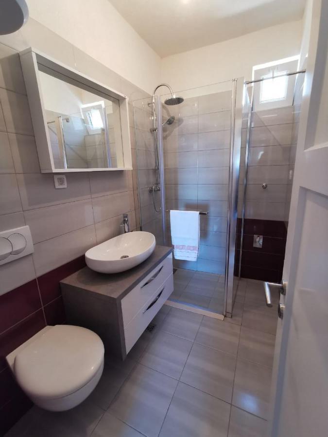 Apartment Nera Omis Bagian luar foto