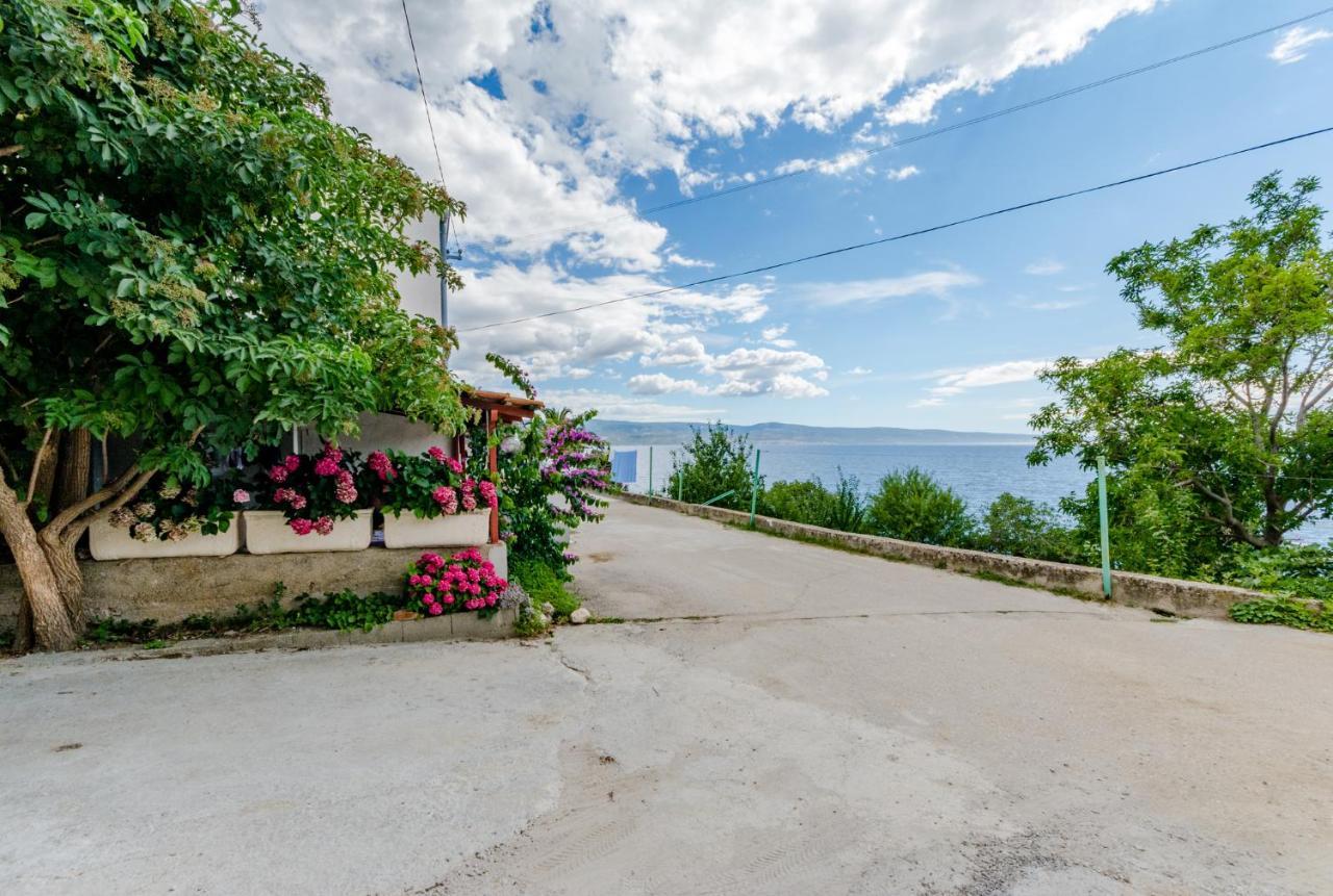 Apartment Nera Omis Bagian luar foto