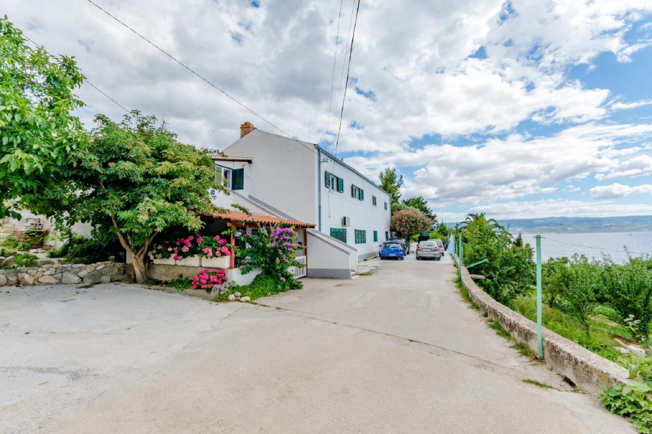 Apartment Nera Omis Bagian luar foto