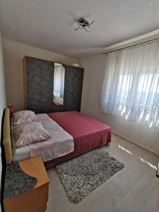 Apartment Nera Omis Bagian luar foto