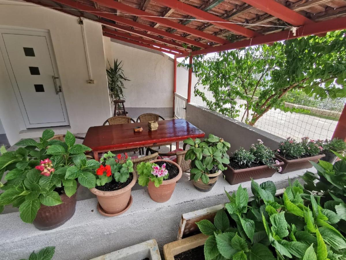 Apartment Nera Omis Bagian luar foto