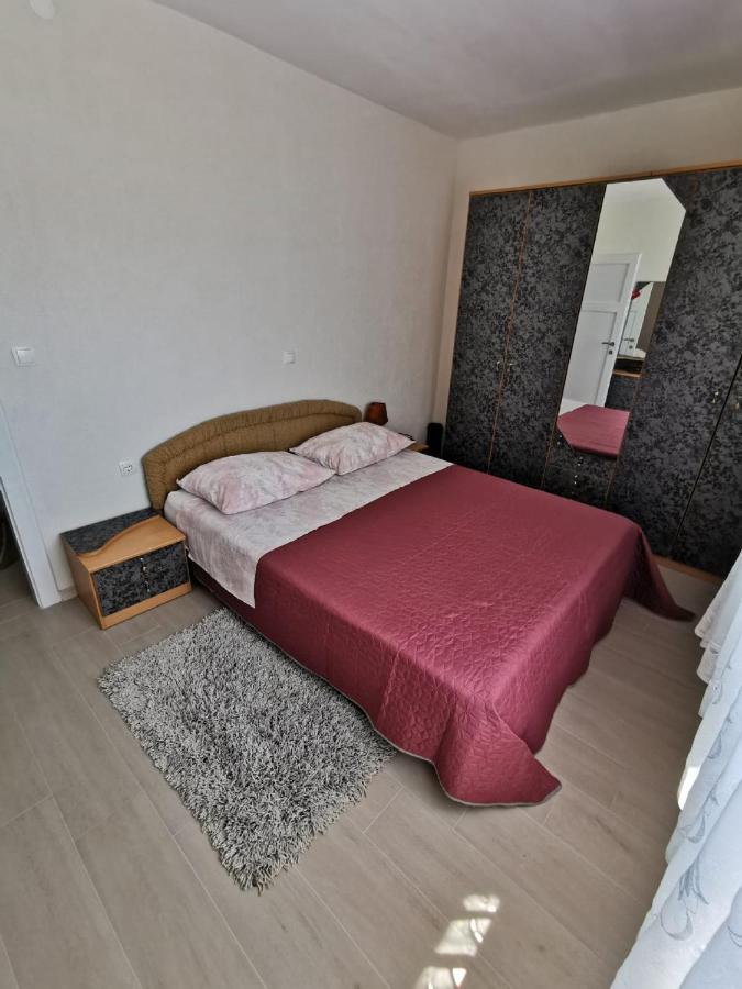 Apartment Nera Omis Bagian luar foto