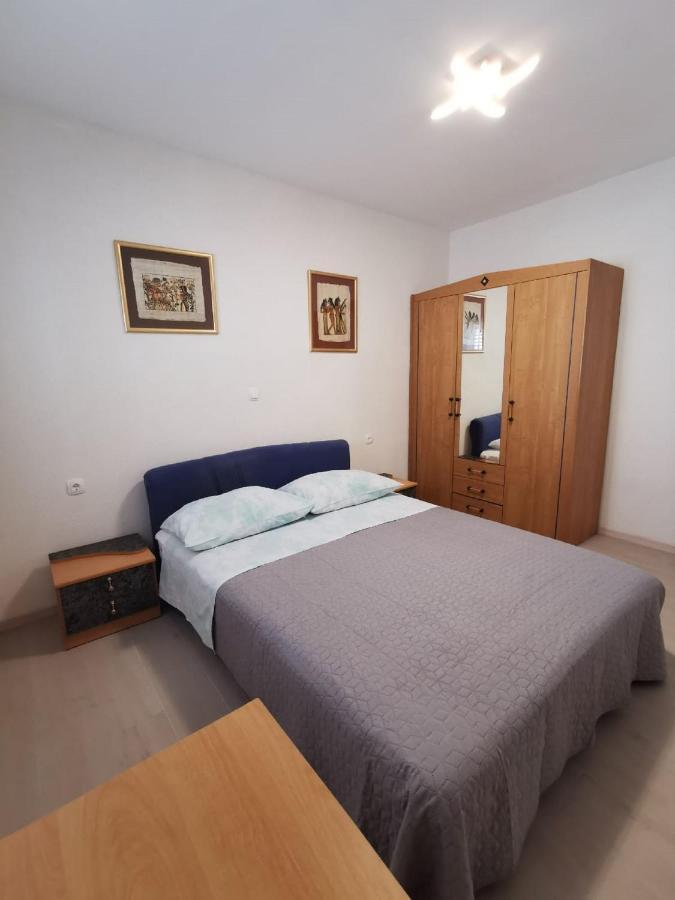 Apartment Nera Omis Bagian luar foto