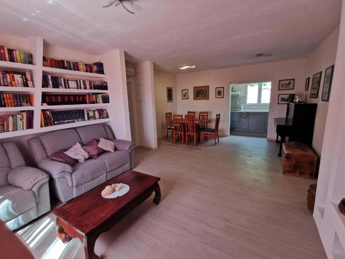 Apartment Nera Omis Bagian luar foto